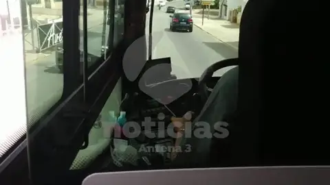 Un conductor de autobús de Cádiz 'pillado' por uno de sus pasajeros usando el móvil en reiteradas ocasiones Un conductor de autobús de Cádiz 'pillado' por uno de sus pasajeros usando el móvil en reiteradas ocasiones