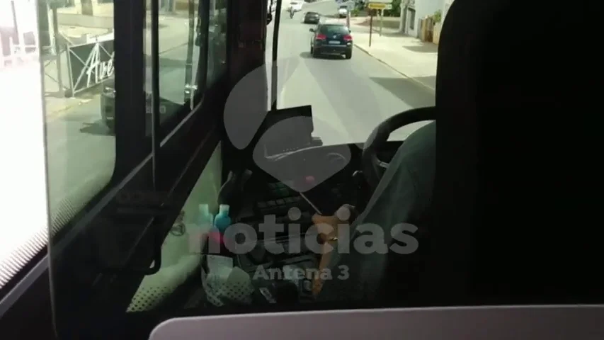 Un conductor de autob&uacute;s de C&aacute;diz 'pillado' por uno de sus pasajeros usando el m&oacute;vil en reiteradas ocasiones 