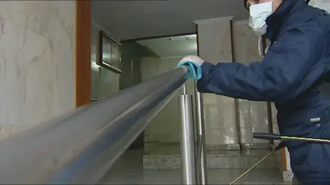 Un estudio pone en duda que el coronavirus se transmita por tocar superficies infectadas Un estudio pone en duda que el coronavirus se transmita por tocar superficies infectadas