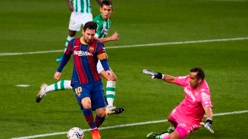 Leo Messi, ante Claudio Bravo