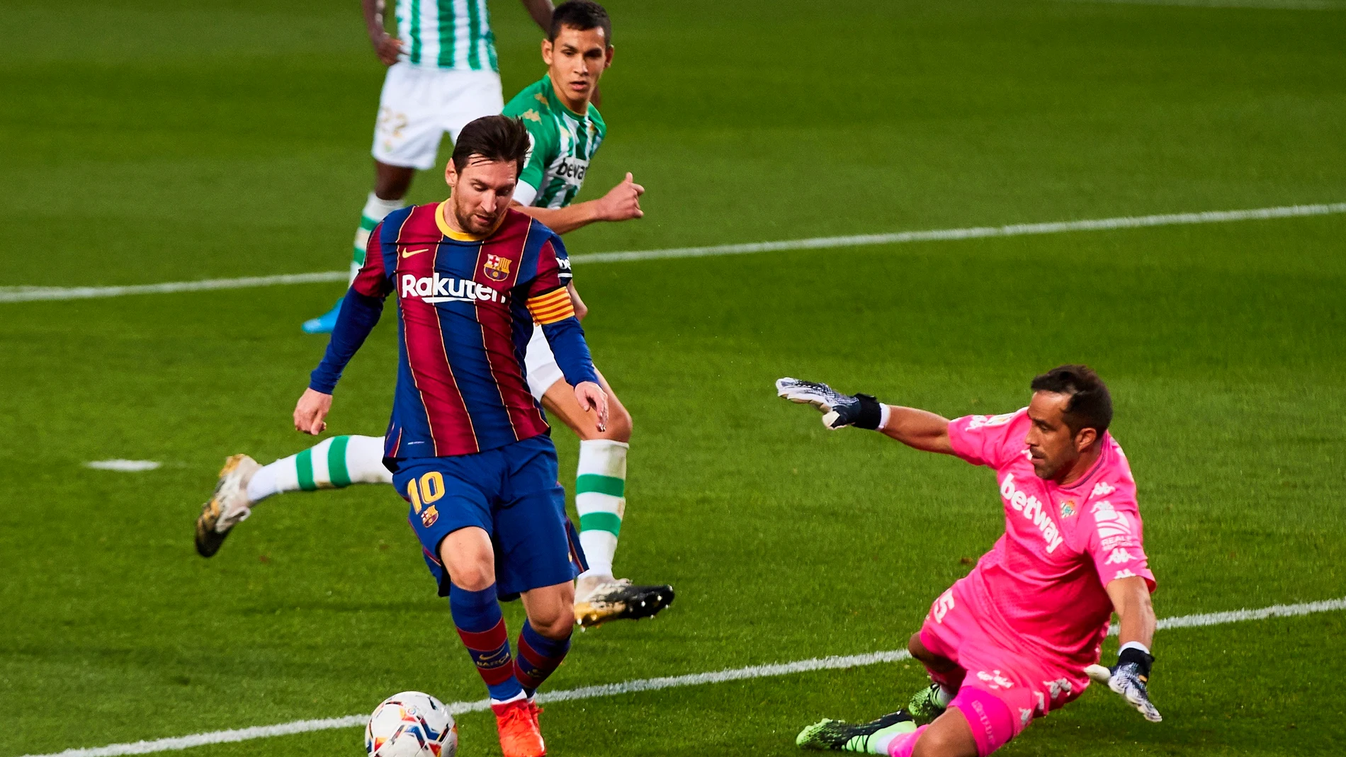 Leo Messi, ante Claudio Bravo Leo Messi, ante Claudio Bravo