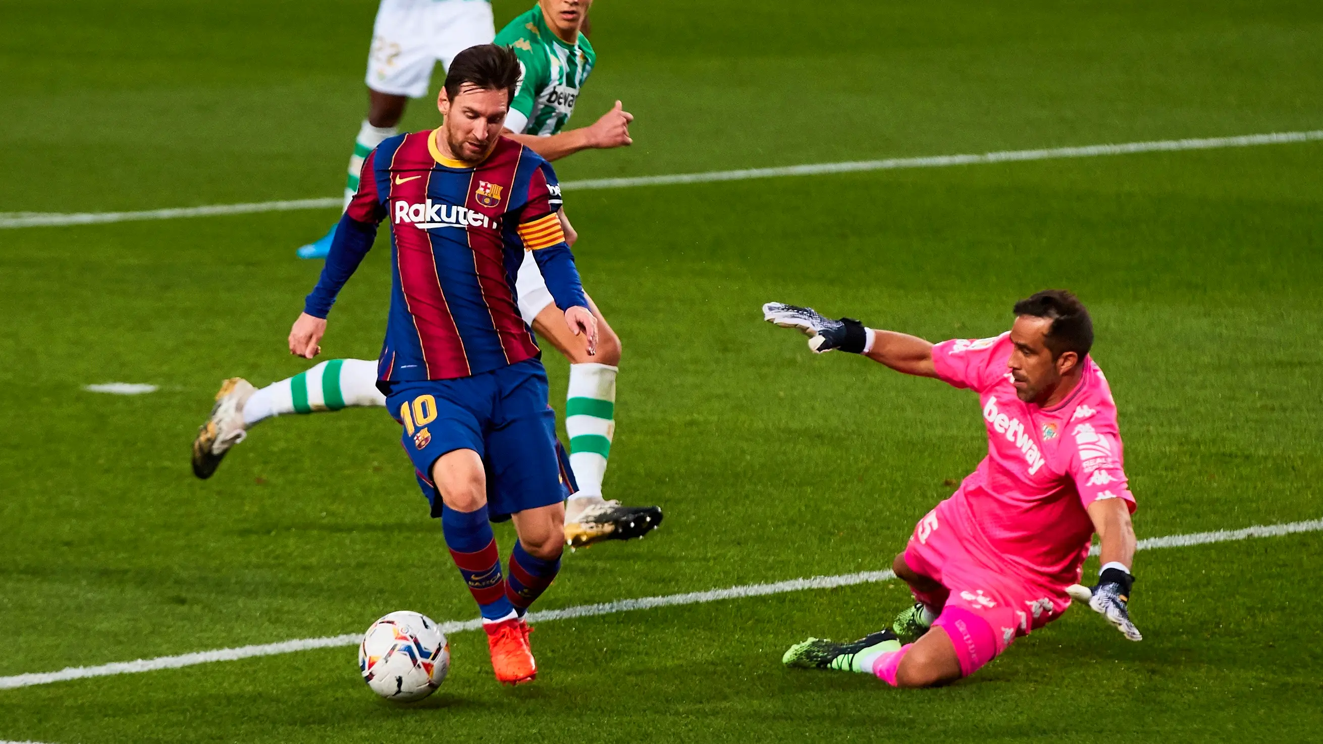 Leo Messi, ante Claudio Bravo Leo Messi, ante Claudio Bravo