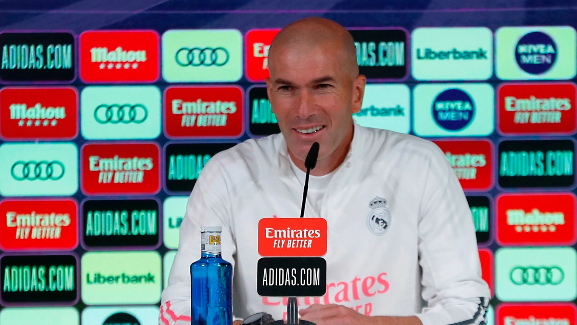 Zidane, sonriente en rueda de prensa Zidane, sonriente en rueda de prensa