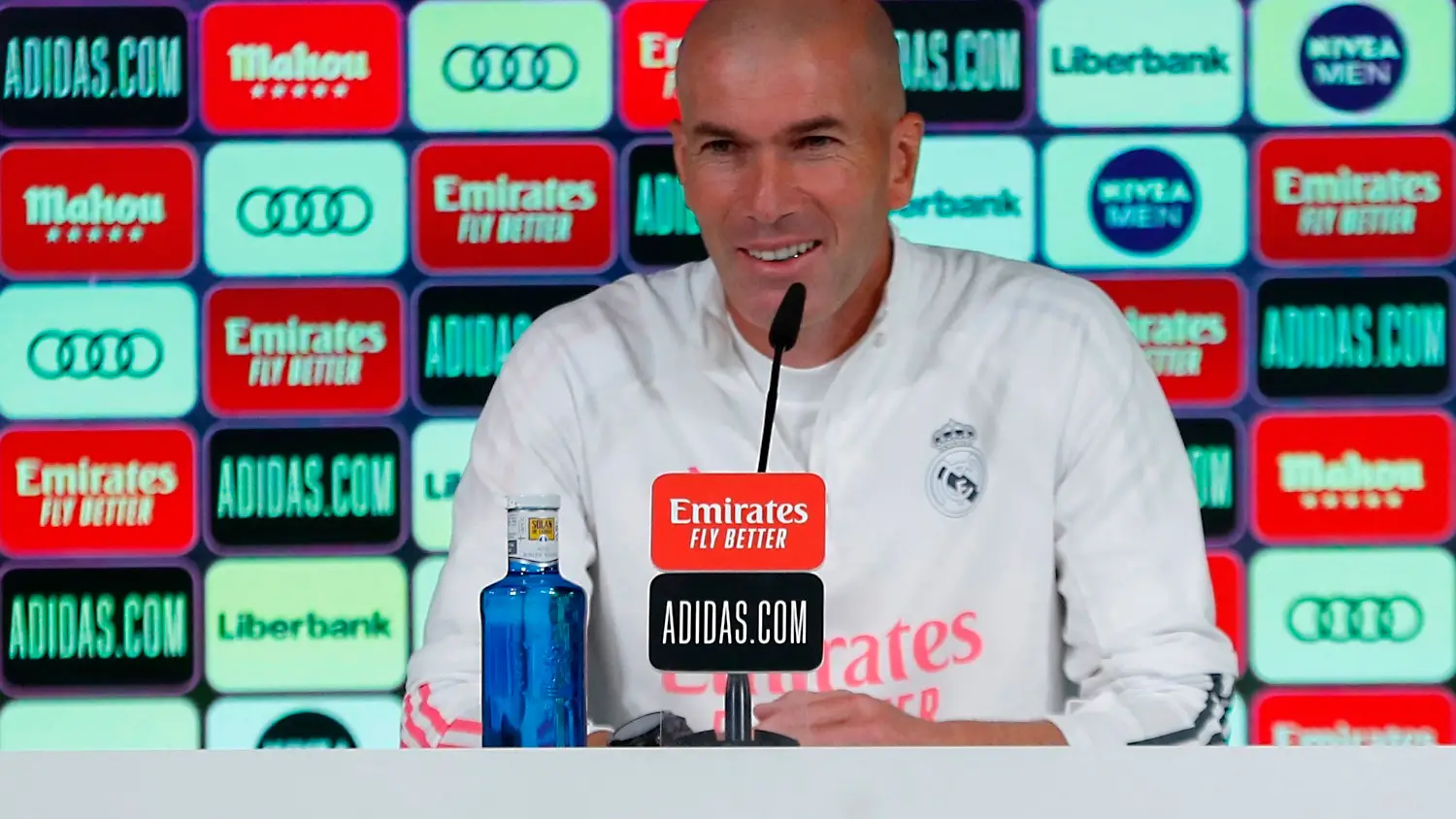 Zidane, sonriente en rueda de prensa Zidane, sonriente en rueda de prensa