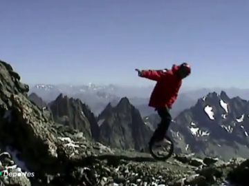 Se juega la vida descendiendo las montañas más altas del mundo en monociclo