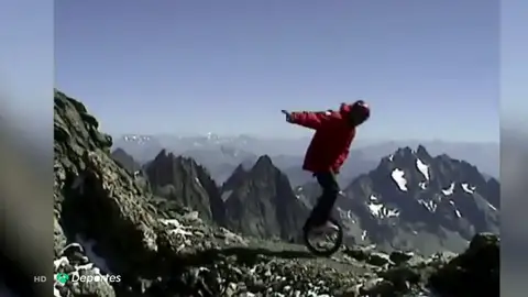 Se juega la vida descendiendo las montañas más altas del mundo en monociclo Se juega la vida descendiendo las montañas más altas del mundo en monociclo