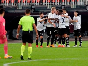 Los jugadores del Valencia celebran un gol ante el Real Madrid