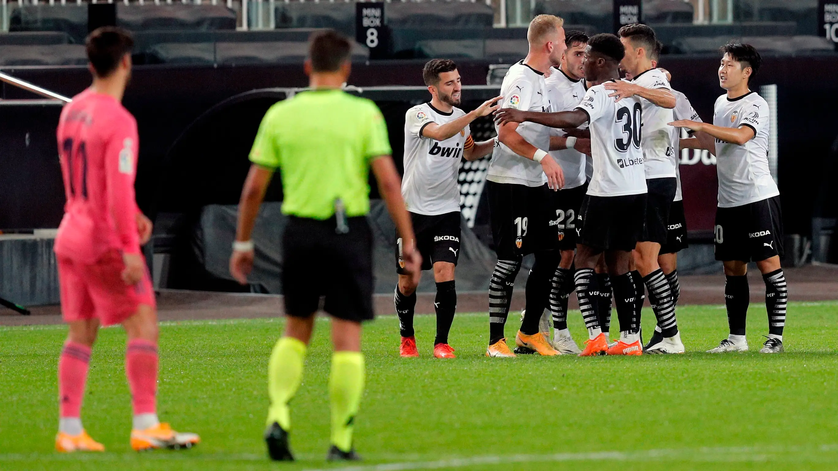 Los jugadores del Valencia celebran un gol ante el Real Madrid