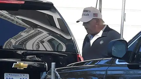 Trump vuelve a jugar al golf y sigue sin asumir su derrota Trump vuelve a jugar al golf y sigue sin asumir su derrota
