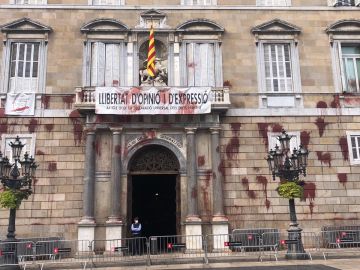 Lanzan pintura contra fachada de la Generalitat por el cierre de restaurantes