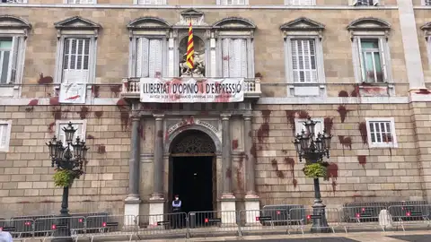 Lanzan pintura contra fachada de la Generalitat por el cierre de restaurantes Lanzan pintura contra fachada de la Generalitat por el cierre de restaurantes