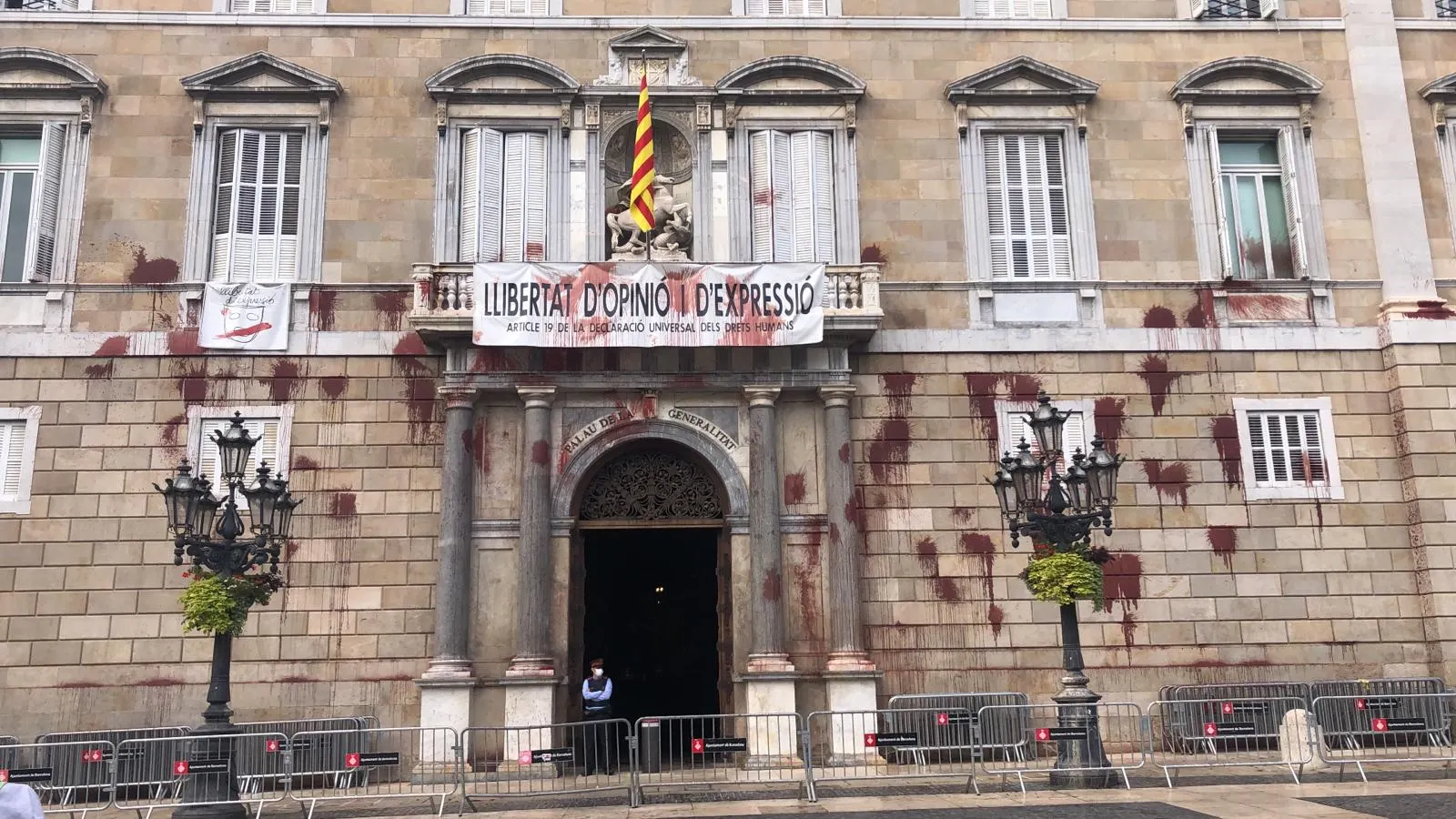 Lanzan pintura contra fachada de la Generalitat por el cierre de restaurantes Lanzan pintura contra fachada de la Generalitat por el cierre de restaurantes