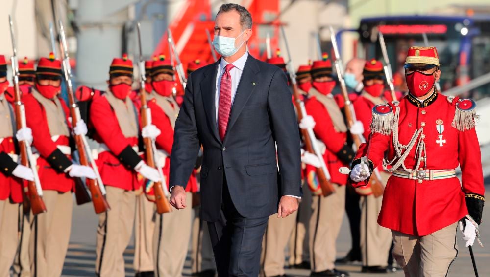 El rey de España Felipe VI (c) recibe honores militares a su llegada hoy al Aeropuerto Internacional de El Alto, en Bolivia, para participar mañana en la toma de posesión del nuevo presidente de Bolivia, Luis Arce.