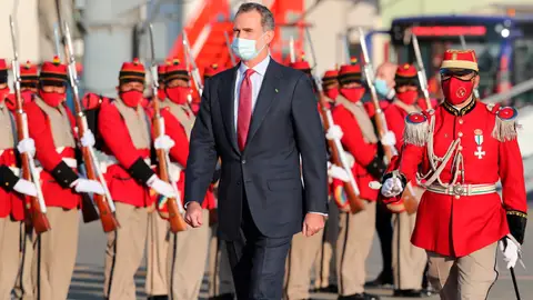 El rey de España Felipe VI (c) recibe honores militares a su llegada hoy al Aeropuerto Internacional de El Alto, en Bolivia, para participar mañana en la toma de posesión del nuevo presidente de Bolivia, Luis Arce. El rey de España Felipe VI (c) recibe honores militares a su llegada hoy al Aeropuerto Internacional de El Alto, en Bolivia, para participar mañana en la toma de posesión del nuevo presidente de Bolivia, Luis Arce.