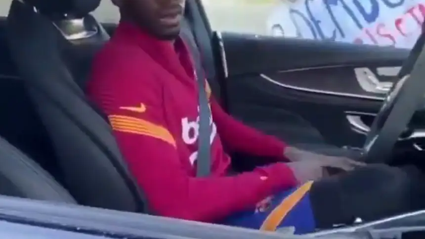 Un aficionado humilla a Dembelé en un semáforo: "Es buenísimo... ¡en el FIFA!" Un aficionado humilla a Dembelé en un semáforo: "Es buenísimo... ¡en el FIFA!"