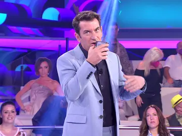 “Así es cómo me encontraron desnudo por el Paseo del Prado”: Arturo Valls revela que está preparando su novela autobiográfica “Así es cómo me encontraron desnudo por el Paseo del Prado”: Arturo Valls revela que está preparando su novela autobiográfica