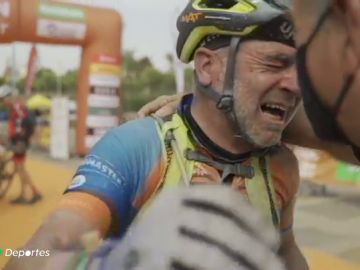Las lágrimas de Tomás Martínez, un ciclista con cáncer, tras acabar su tercera Titan 