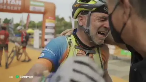Las lágrimas de Tomás Martínez, un ciclista con cáncer, tras acabar su tercera Titan Las lágrimas de Tomás Martínez, un ciclista con cáncer, tras acabar su tercera Titan