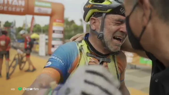 Las l&aacute;grimas de Tom&aacute;s Mart&iacute;nez, un ciclista con c&aacute;ncer, tras acabar su tercera Titan 