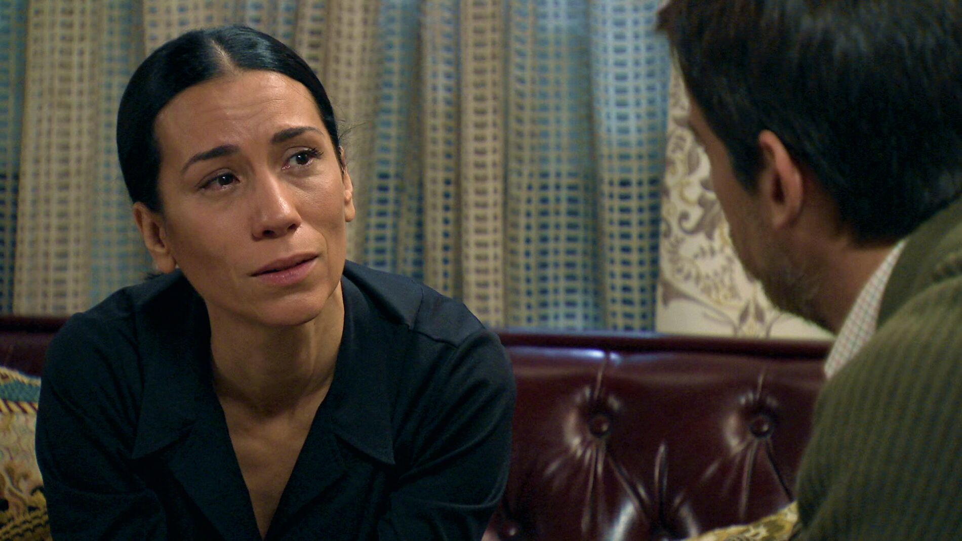 Manolita acepta su fracaso con la investigación y logra un acercamiento con Marcelino