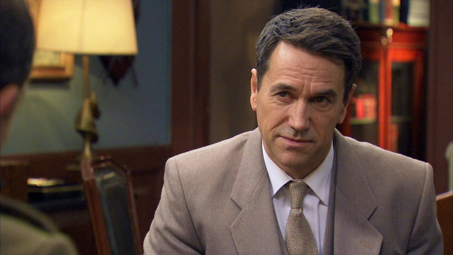 Abel finge estar del lado de Beltr&aacute;n para acercarse a &eacute;l 