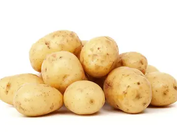 Karlos Arguiñano nos enseña la forma correcta de cortar las patatas "para engordar el caldo" Karlos Arguiñano nos enseña la forma correcta de cortar las patatas "para engordar el caldo"