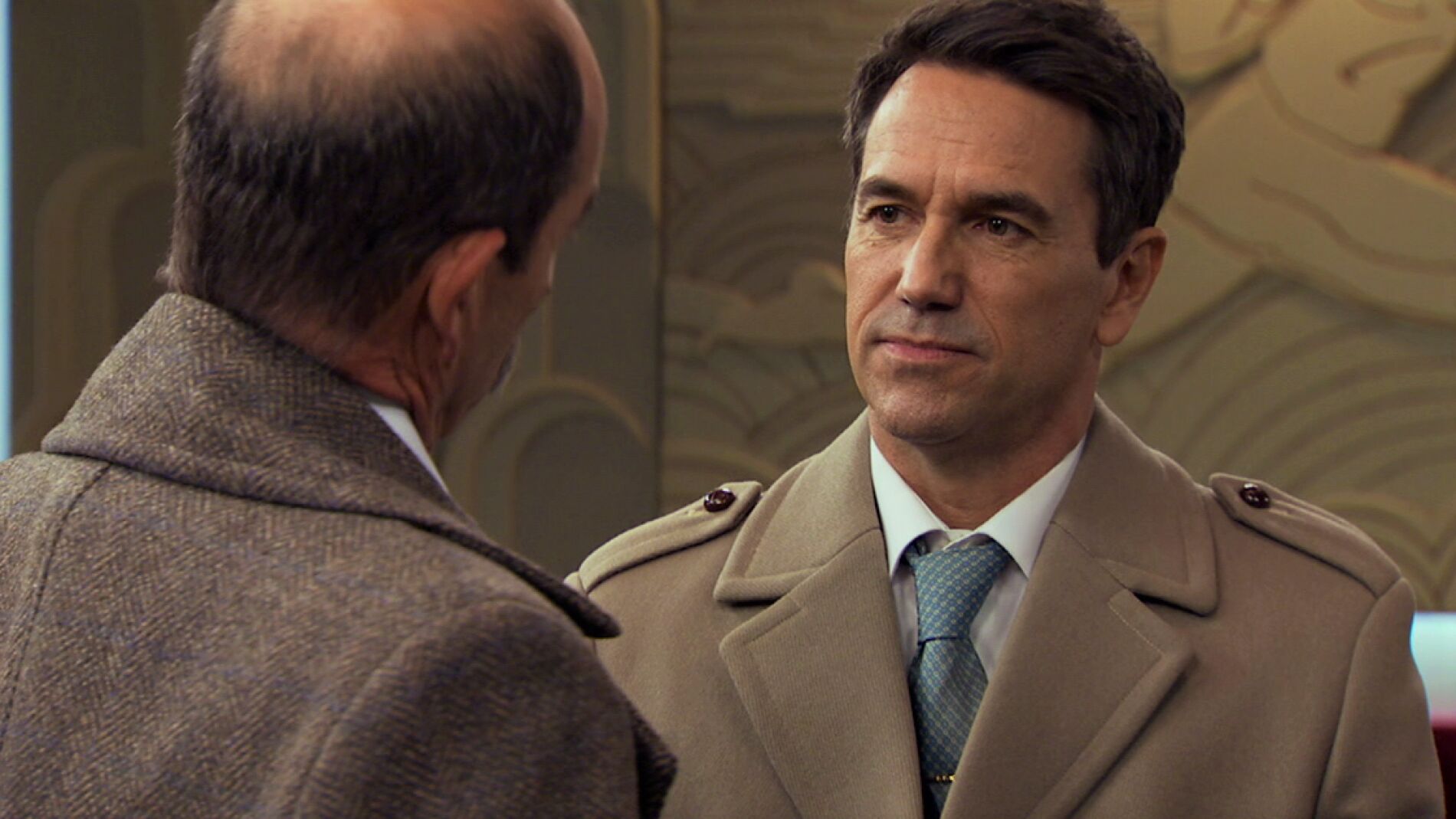 Abel disimula su verdadera postura militar y acude a la reunión de golpistas junto con Beltrán