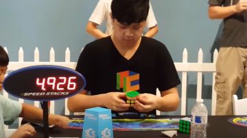 Max Park realizando el cubo de Rubik