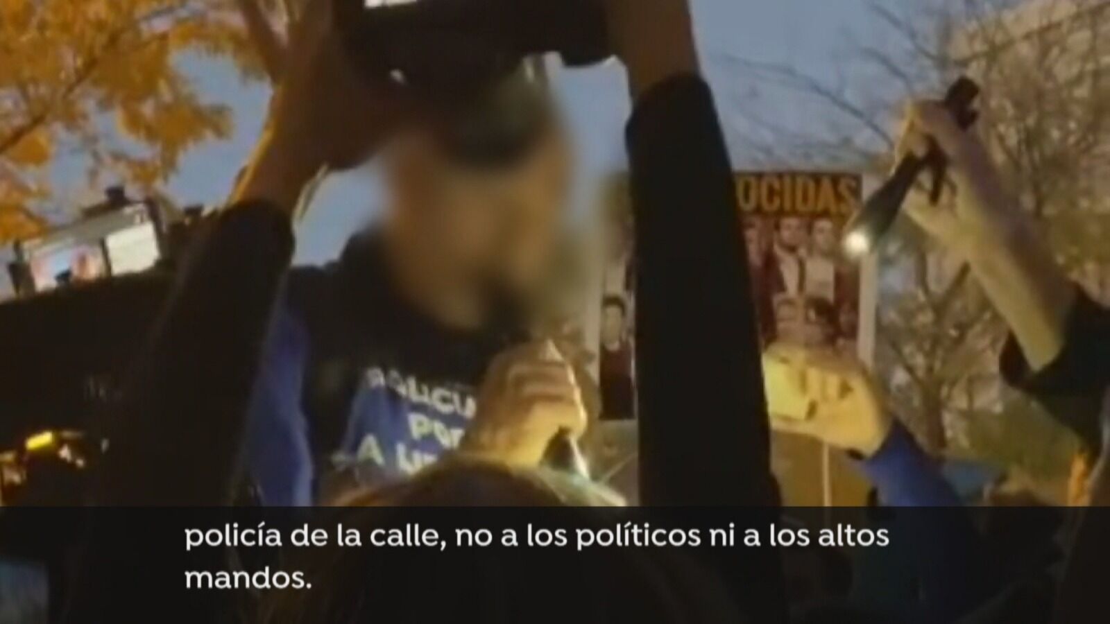 Un grupo de policías se manifiesta contra la gestión de la pandemia: 