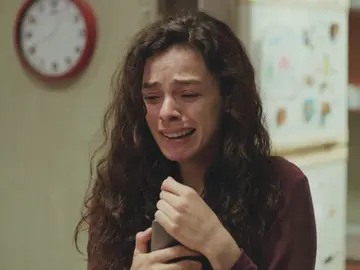 Bahar se derrumba ante la llamada de Hatice con la terrible noticia sobre Enver Bahar se derrumba ante la llamada de Hatice con la terrible noticia sobre Enver