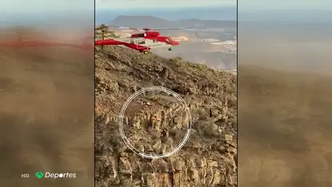 El complicado rescate de dos parapentistas tras sufrir un accidente en un barranco en Adeje, Tenerife El complicado rescate de dos parapentistas tras sufrir un accidente en un barranco en Adeje, Tenerife