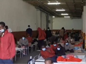 Decenas de inmigrantes duermen en el aparcamiento de una comisaría tras llegar en patera a Tenerife