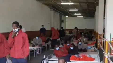 Decenas de inmigrantes duermen en el aparcamiento de una comisaría tras llegar en patera a Tenerife Decenas de inmigrantes duermen en el aparcamiento de una comisaría tras llegar en patera a Tenerife