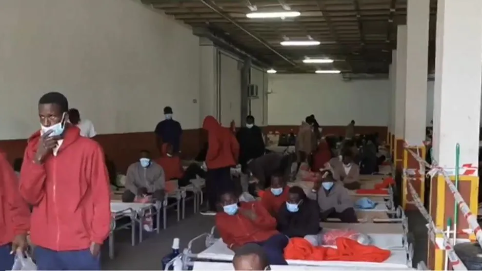 Decenas de inmigrantes duermen en el aparcamiento de una comisaría tras llegar en patera a Tenerife Decenas de inmigrantes duermen en el aparcamiento de una comisaría tras llegar en patera a Tenerife