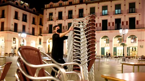 Un hostelero recoge la terraza Un hostelero recoge la terraza