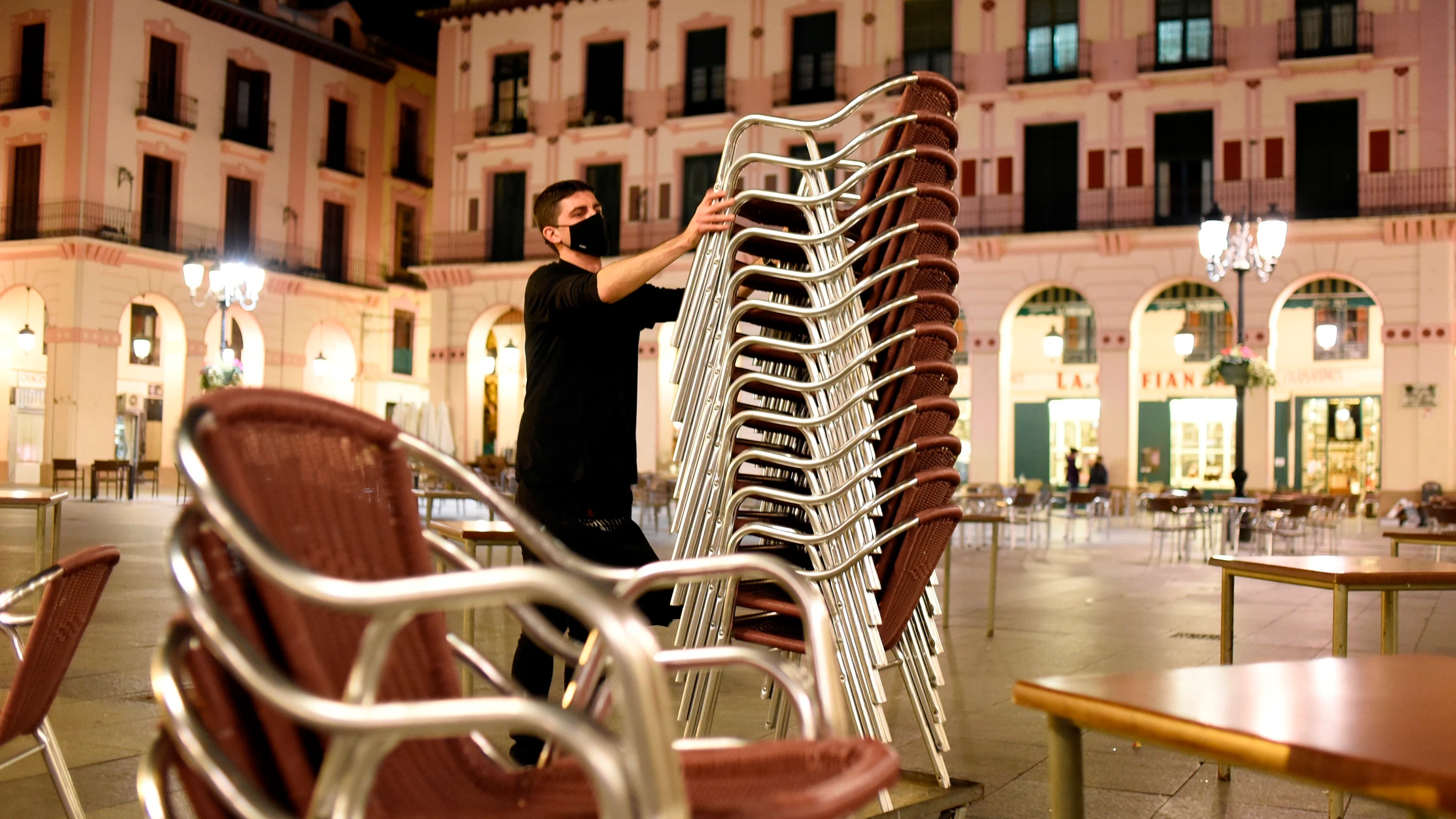 Un hostelero recoge la terraza