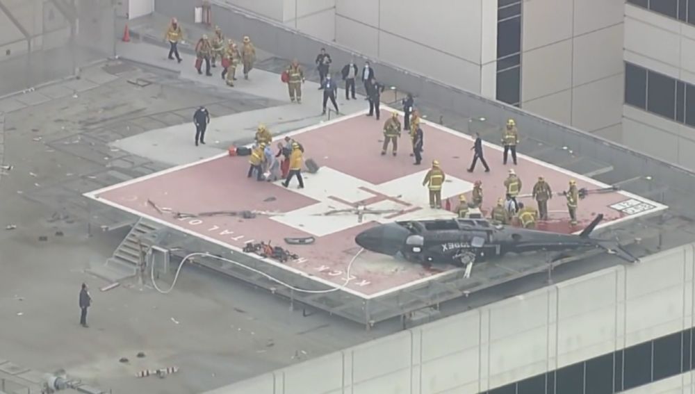 Imagen del helicóptero estrellado en una azotea de Los Ángeles