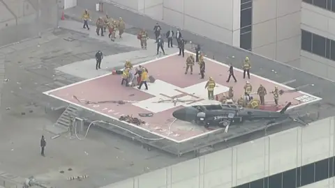 Imagen del helicóptero estrellado en una azotea de Los Ángeles Imagen del helicóptero estrellado en una azotea de Los Ángeles