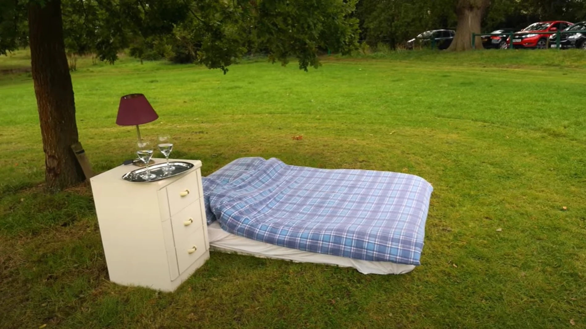 El peculiar alojamiento de Airbnb en un campo de Londres El peculiar alojamiento de Airbnb en un campo de Londres