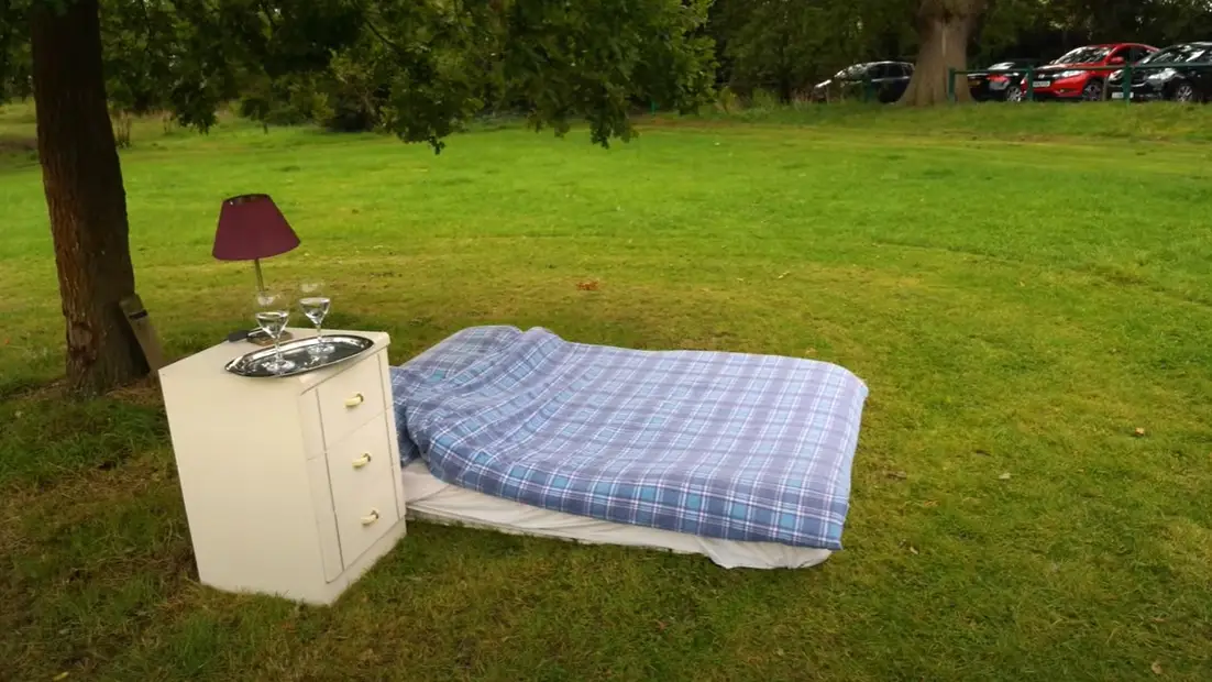 El peculiar alojamiento de Airbnb en un campo de Londres El peculiar alojamiento de Airbnb en un campo de Londres