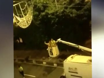 El vídeo de una mujer subida a una grúa para colocar luces de Navidad a pesar del toque de queda en Castellón