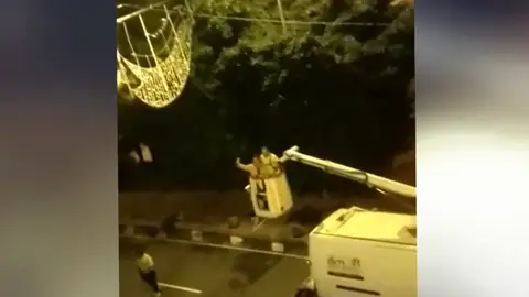 El vídeo de una mujer subida a una grúa para colocar luces de Navidad a pesar del toque de queda en Castellón Coronavirus