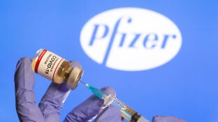 La vacuna contra el coronavirus demuestra su seguridad tras varios d&iacute;as administr&aacute;ndose en otros pa&iacute;ses 
