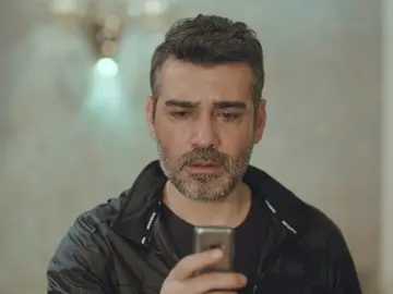 Su corazón da un vuelco: Sarp recibe la llamada de Bahar a través del móvil de Enver Su corazón da un vuelco: Sarp recibe la llamada de Bahar a través del móvil de Enver