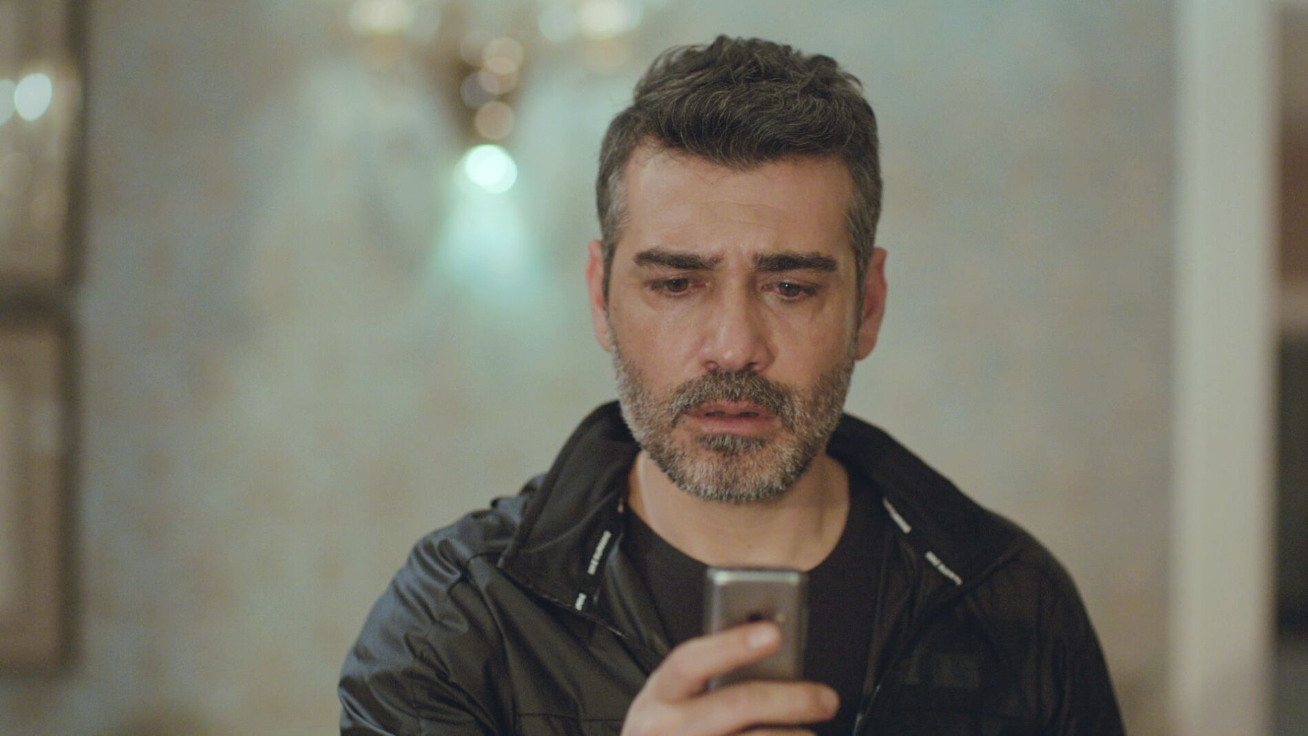 Su corazón da un vuelco: Sarp recibe la llamada de Bahar a través del móvil de Enver 