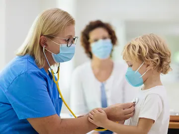 Niño en médico Niño en médico