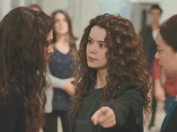 Tensión máxima en el reencuentro entre Bahar y Sirin en el hospital: “Todo esto ha pasado por tu culpa” Tensión máxima en el reencuentro entre Bahar y Sirin en el hospital: “Todo esto ha pasado por tu culpa”
