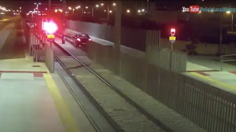 El coche circulando por las vías del Metro El coche circulando por las vías del Metro