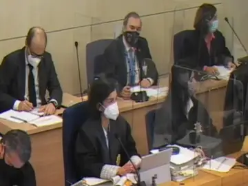 Tremenda bronca del juez Alfonso Guevara en el juicio por los atentados en Cataluña: "¡No tiene la palabra nadie!" Tremenda bronca del juez Alfonso Guevara en el juicio por los atentados en Cataluña: "¡No tiene la palabra nadie!"