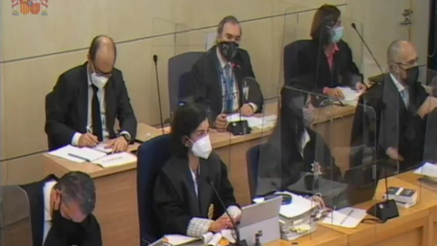Tremenda bronca del juez Alfonso Guevara en el juicio por los atentados en Cataluña: "¡No tiene la palabra nadie!" Tremenda bronca del juez Alfonso Guevara en el juicio por los atentados en Cataluña: "¡No tiene la palabra nadie!"
